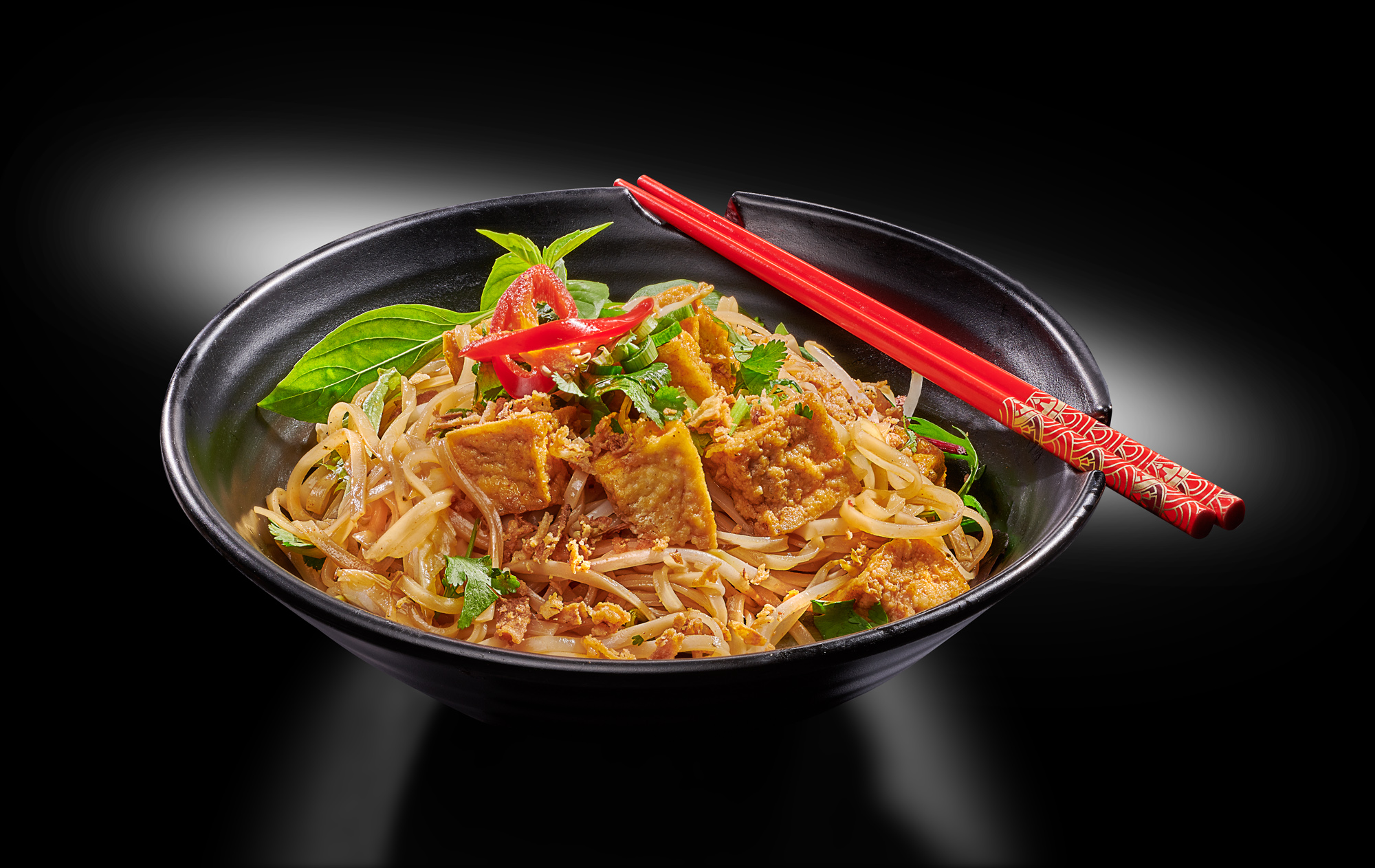 Foodfoto fokuspunkt GmbH Asiagourmet vietnamesische Pho Tron auf dunklem Teller und schwarzem Hintergrund für Speisekarten