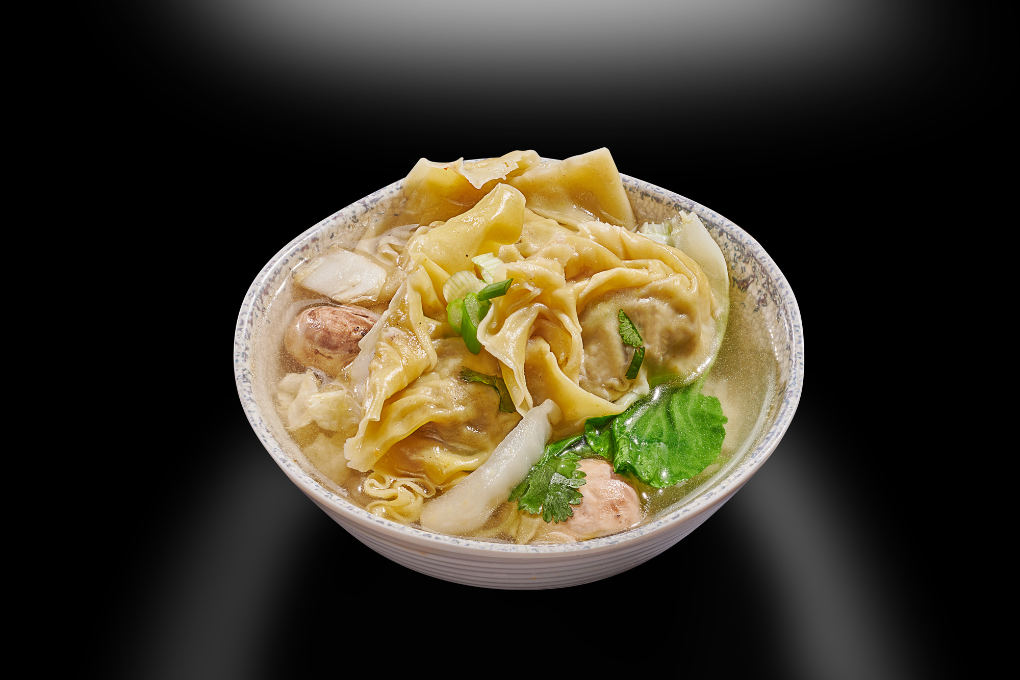 Foodfoto fokuspunkt GmbH Asiagourmet chinesische WanTan Suppe auf dunklem Teller und schwarzem Hintergrund für Speisekarten