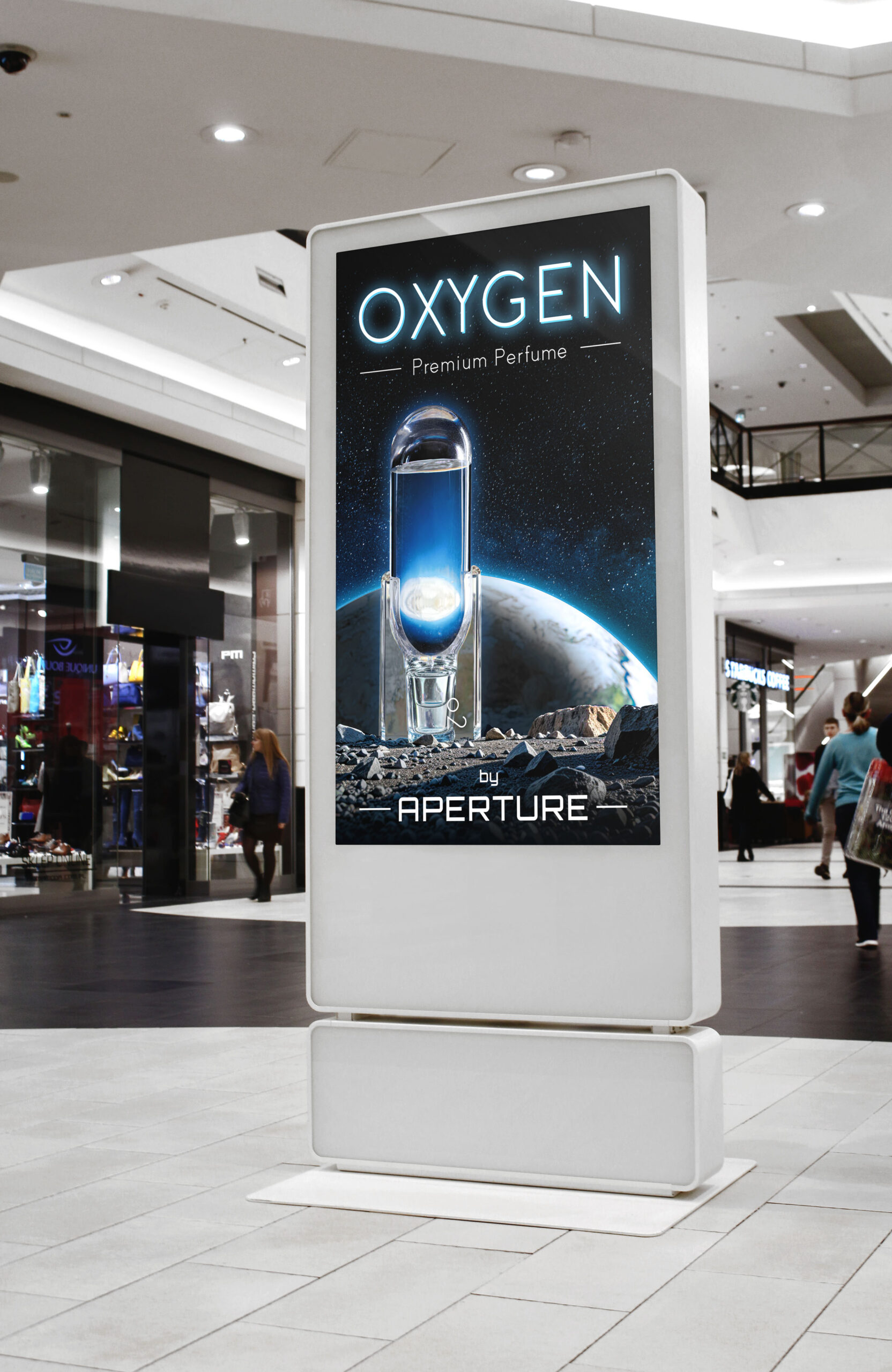Mockup einer futuristischen Parfumflasche mit blauer Flüssigkeit, inszeniert vor einem galaktischen Hintergrund mit der Erde im Blick. Hochwertige Produktfotografie mit Science-Fiction-Ästhetik.