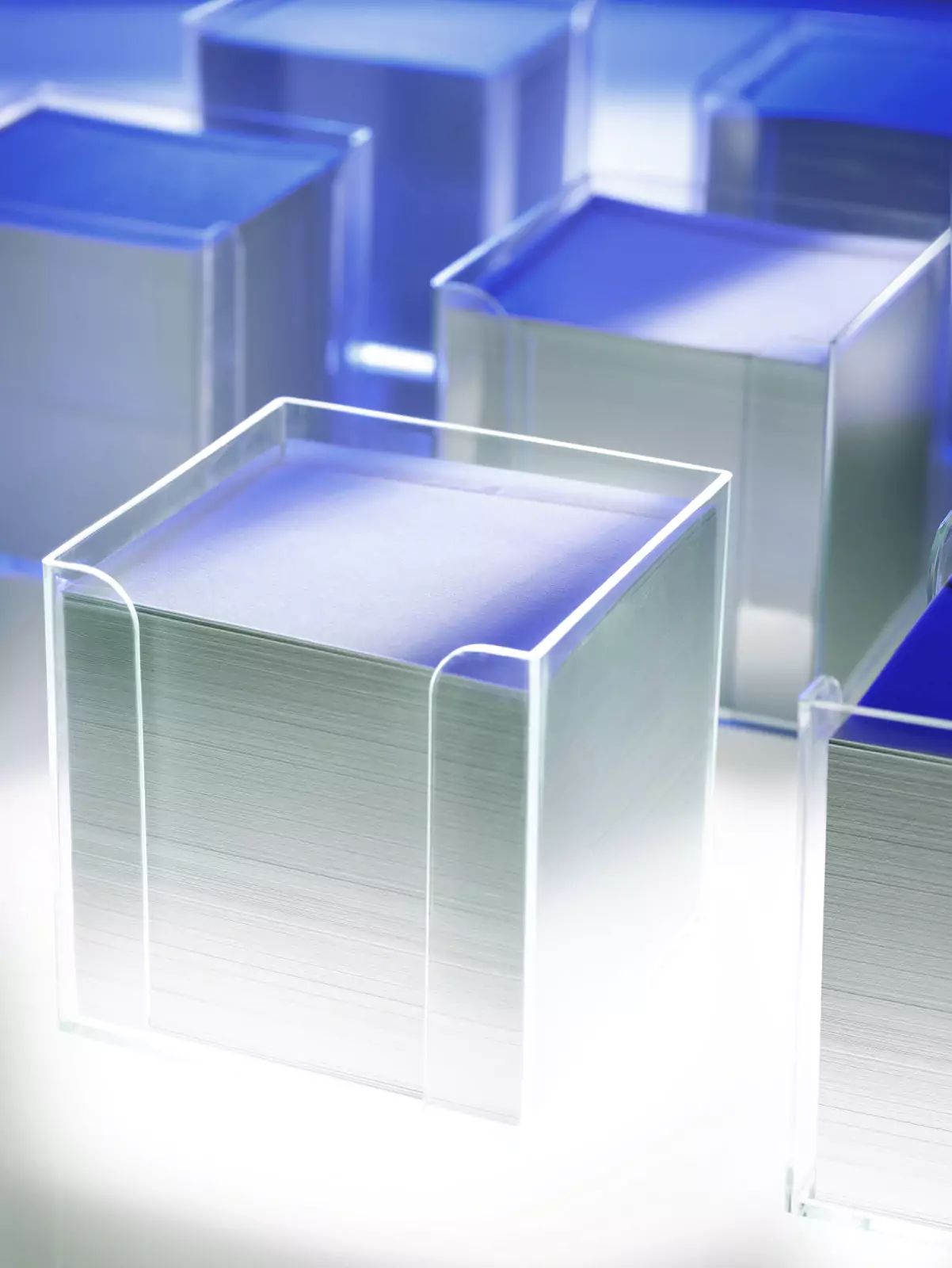 Werbeaufnahme fokuspunkt GmbH transparente Falken Zettelboxen hintereinander gestaffelt mit hoher Tiefenunschärfe