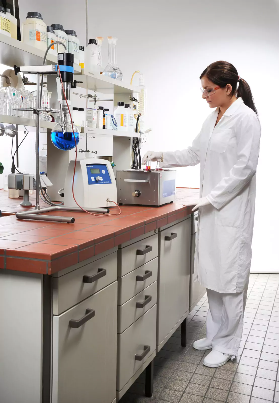 Industriebild fokuspunkt GmbH Bandelin Ultraschallgerät exemplarische Darstellung der Nutzung im Laboralltag